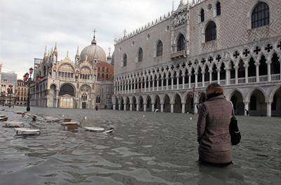 ena se brodí vodou na benátském námstí San Marco